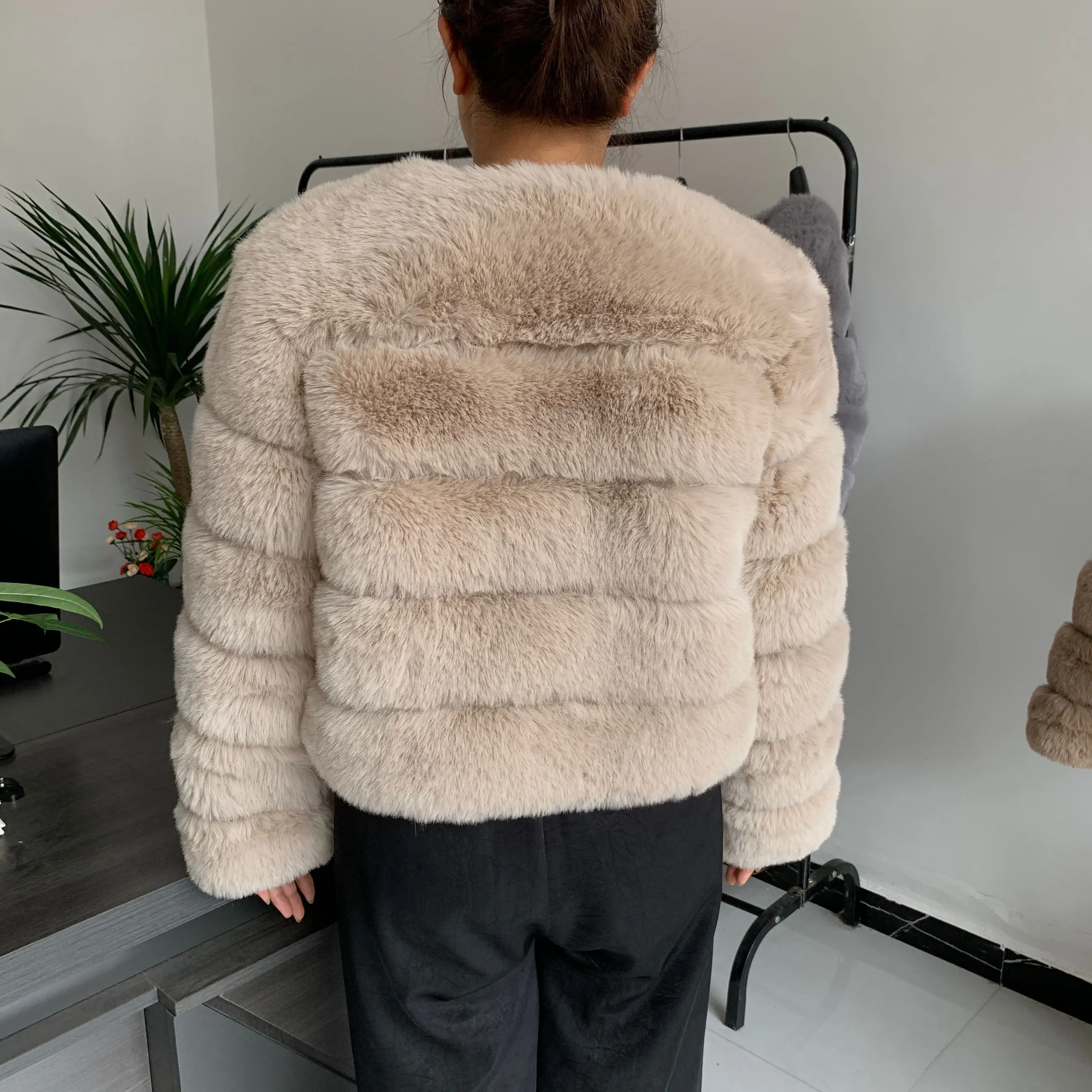 Women's Fashion faux fur Coat - Uniqwear
