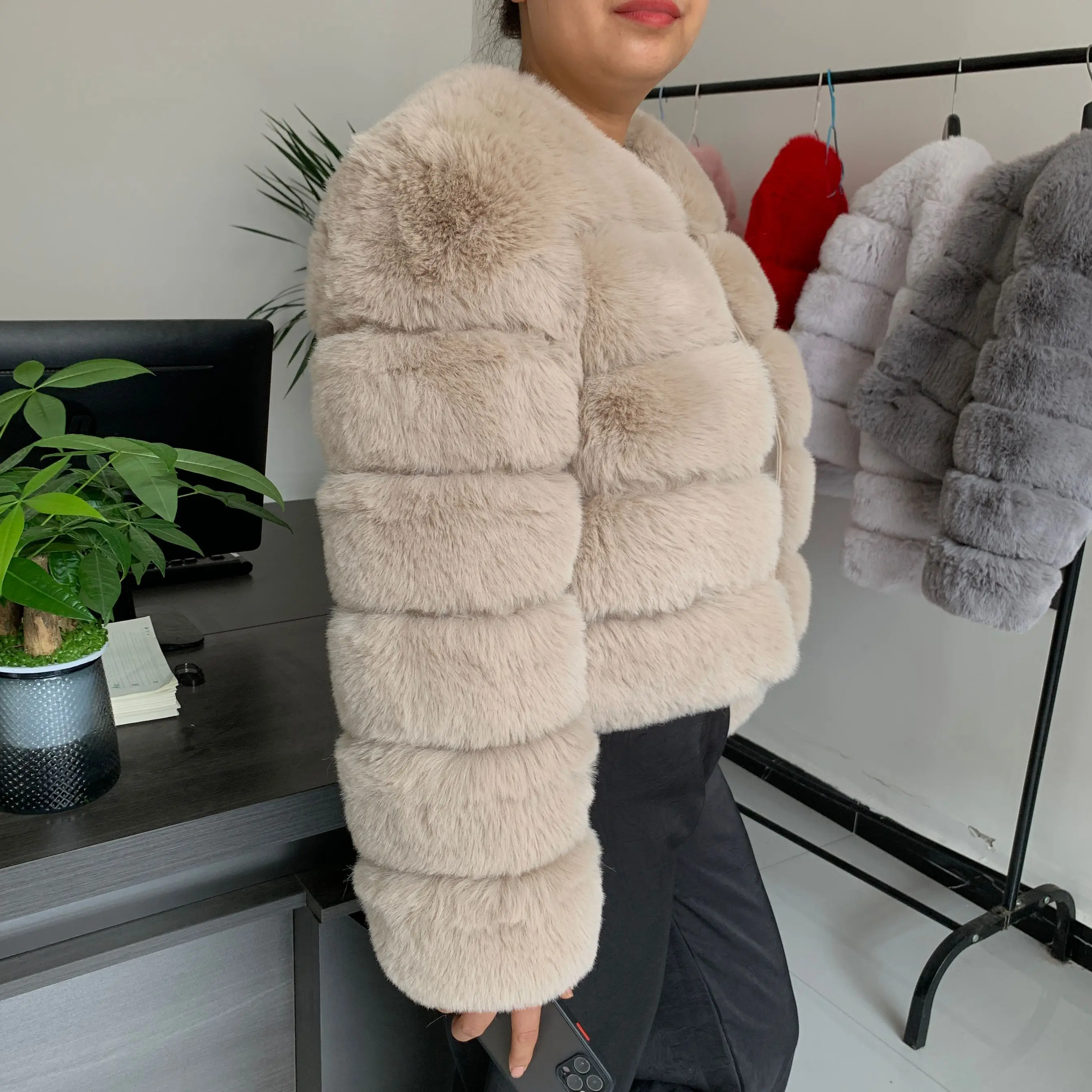 Women's Fashion faux fur Coat - Uniqwear