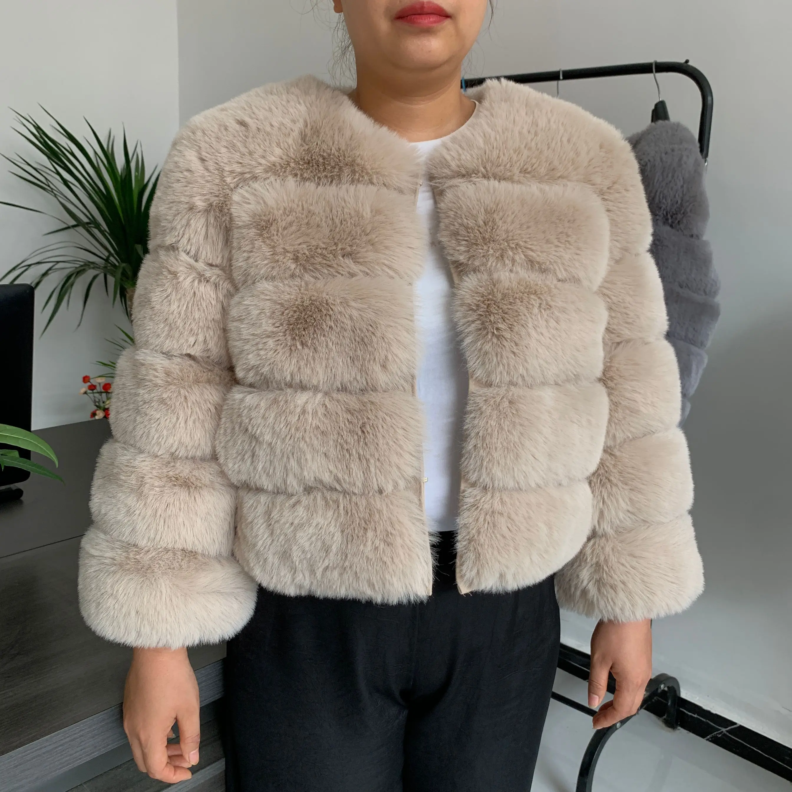 Women's Fashion faux fur Coat - Uniqwear