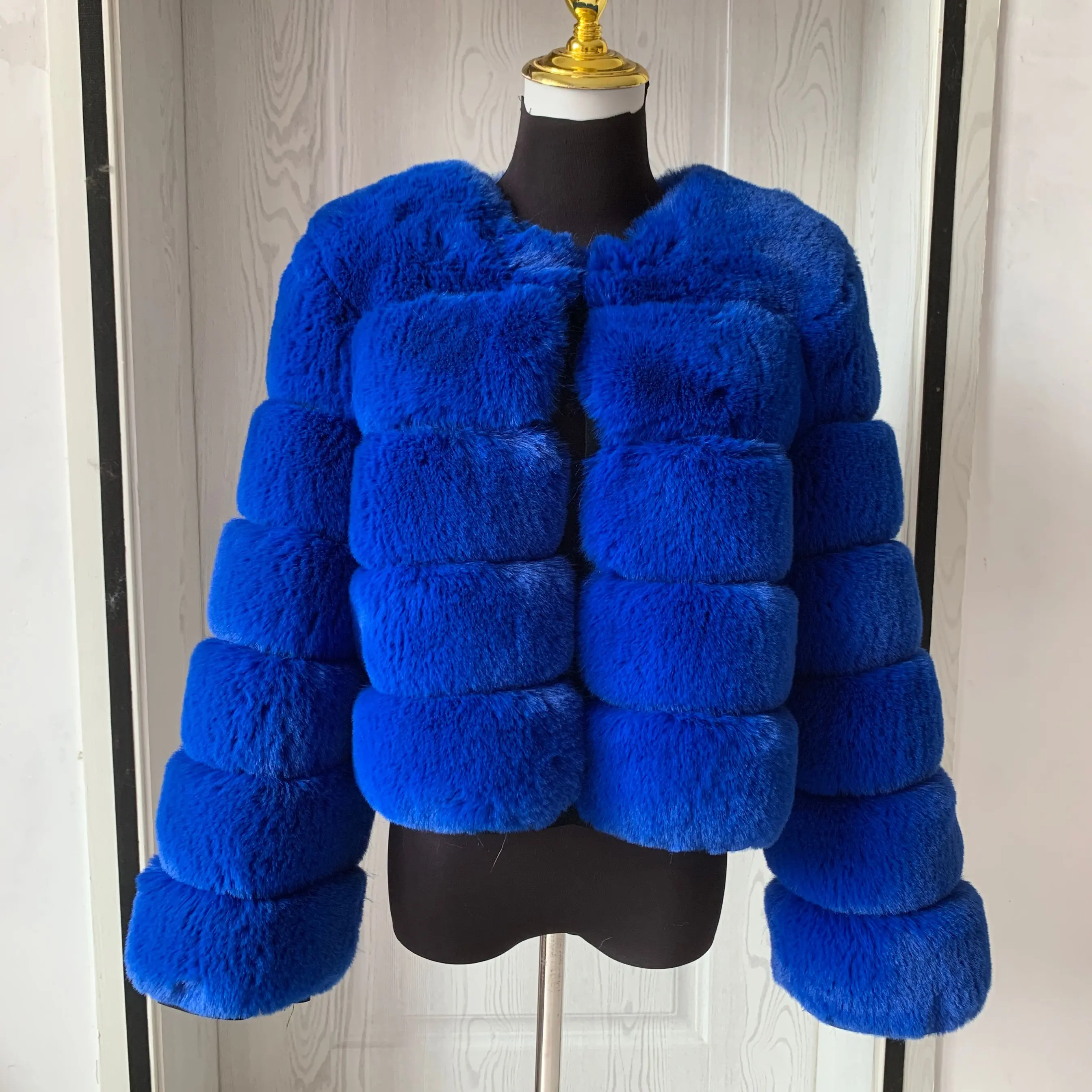 Women's Fashion faux fur Coat - Uniqwear