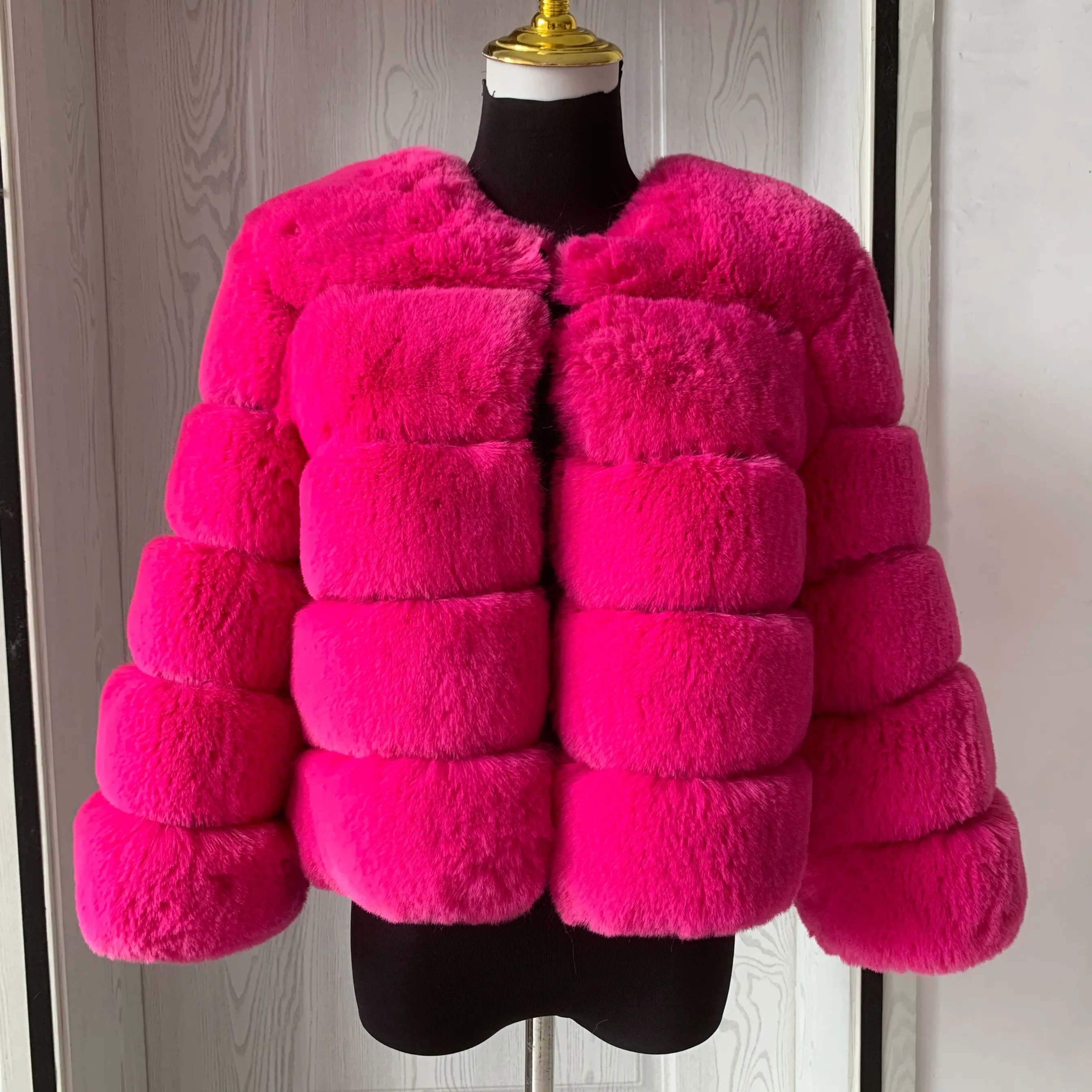 Women's Fashion faux fur Coat - Uniqwear
