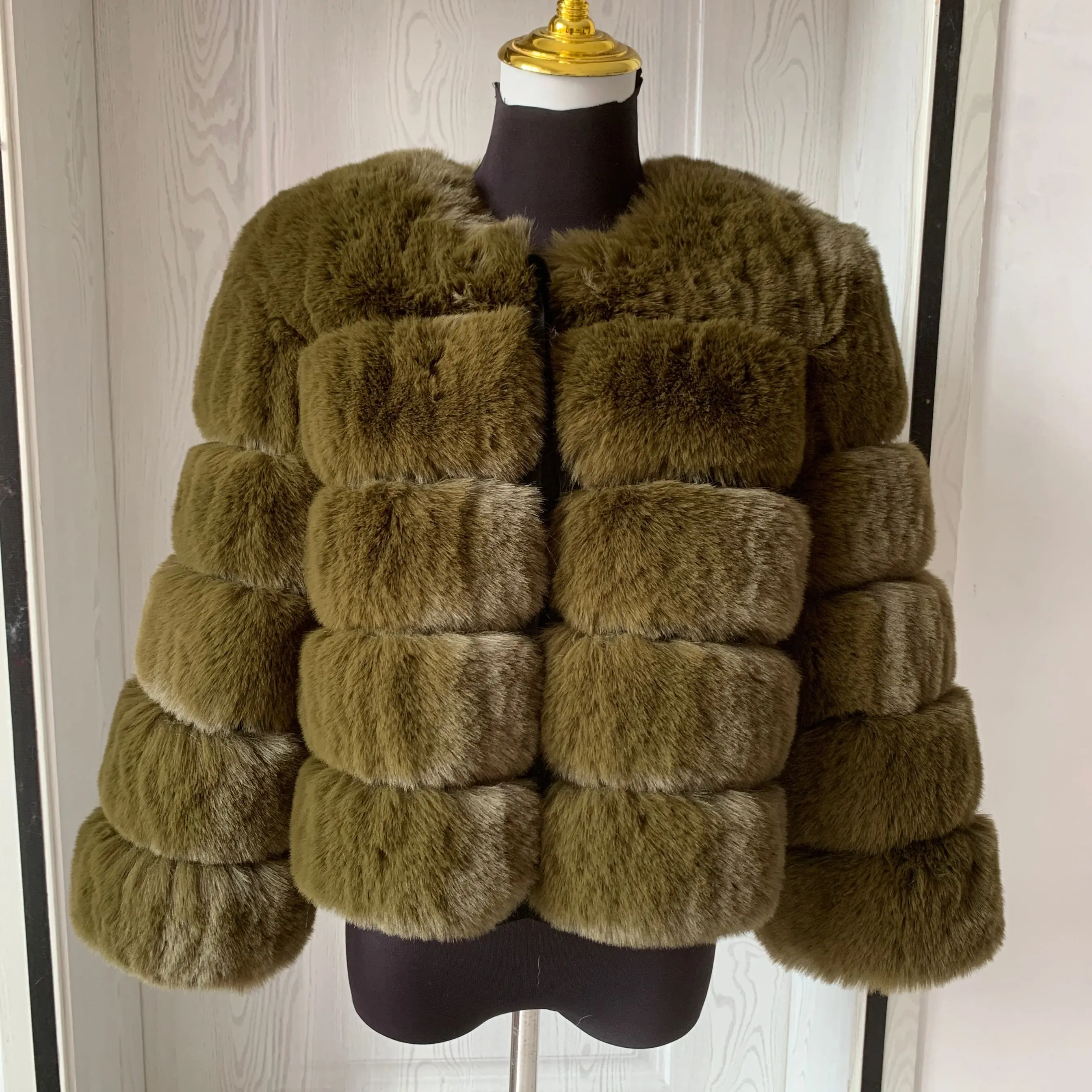Women's Fashion faux fur Coat - Uniqwear