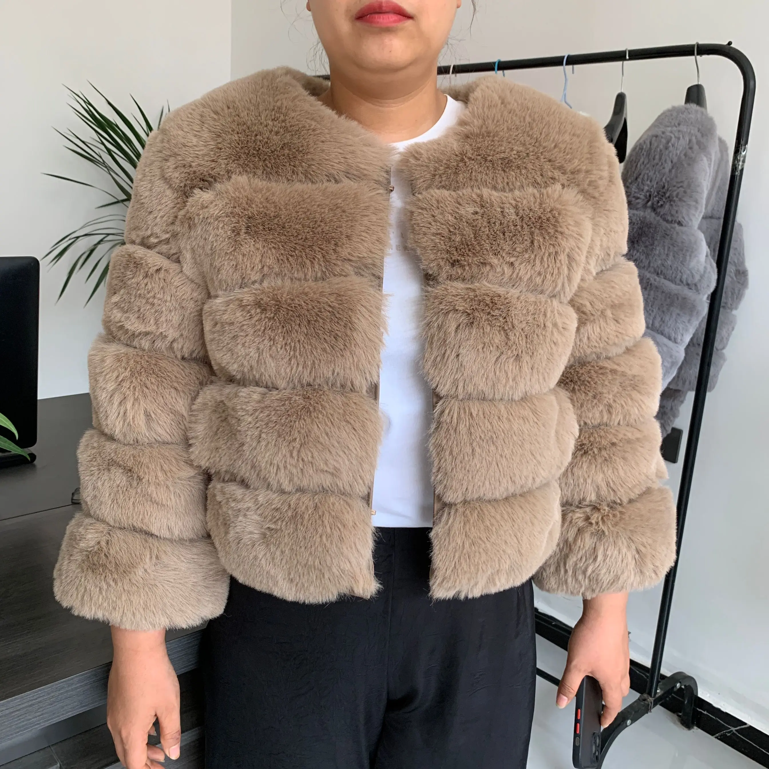 Women's Fashion faux fur Coat - Uniqwear