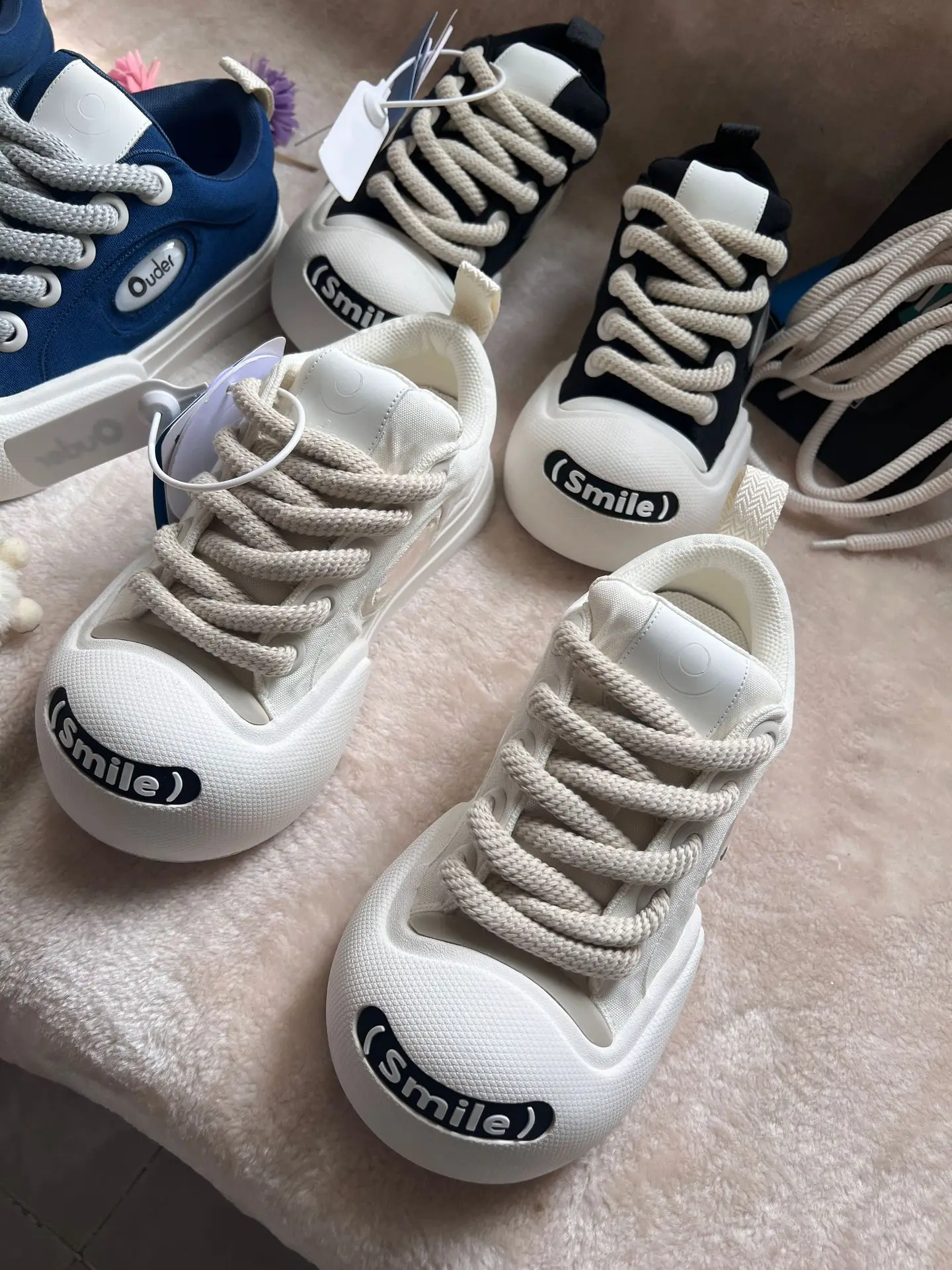 Women's Skateboard Shoes Lace Up Big Head Sneakers - Uniqwear